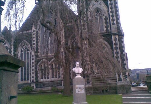 Knox_church_dr_stuart_bust